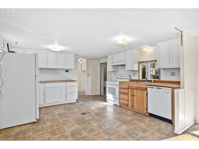 15779 HIGHWAY 42, Myrtle Point, OR 97458