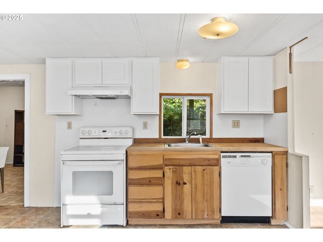 15779 HIGHWAY 42, Myrtle Point, OR 97458