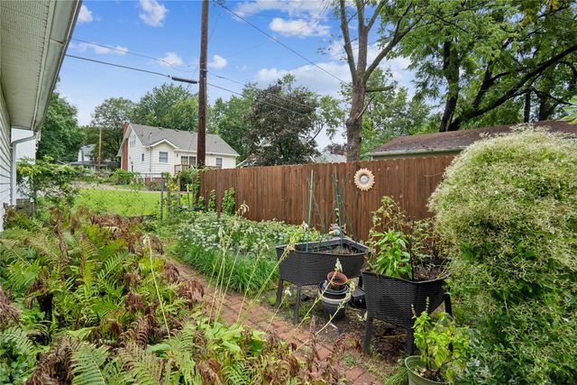 930 37th Street, Des Moines, IA 50312