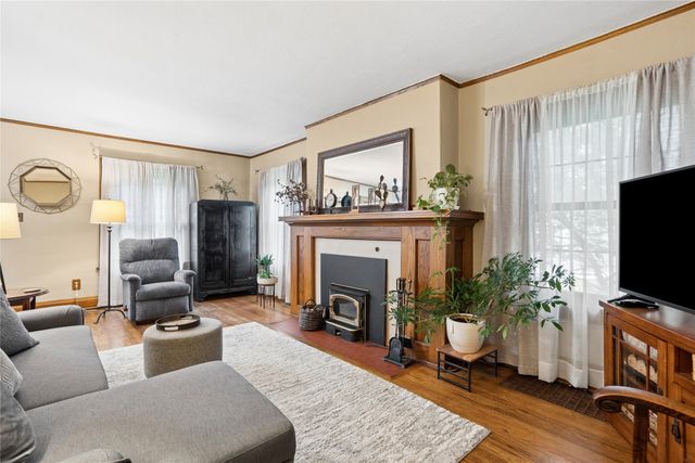 930 37th Street, Des Moines, IA 50312
