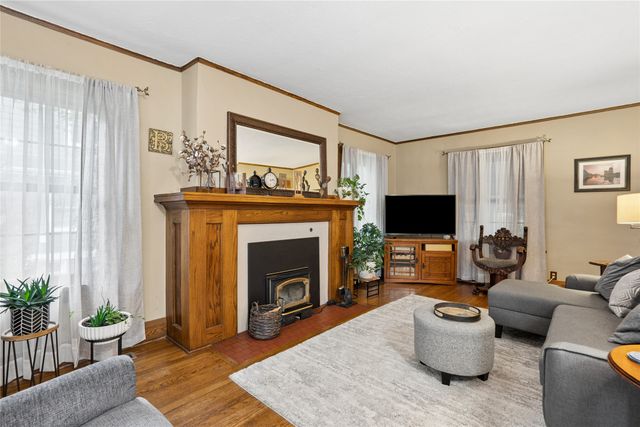 930 37th Street, Des Moines, IA 50312