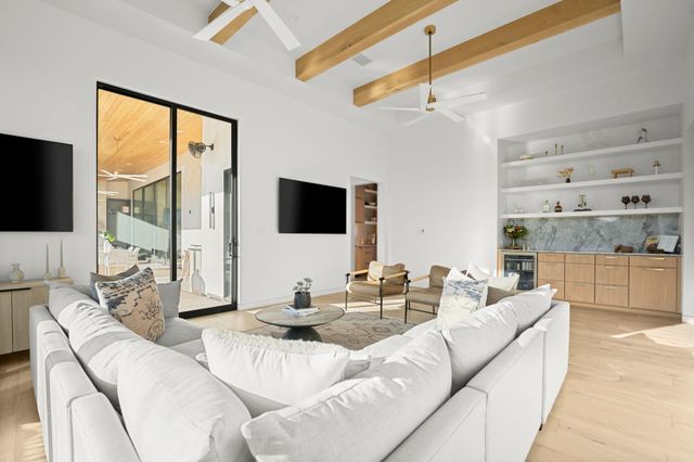 21001 Bertram LN, Spicewood, TX 78669