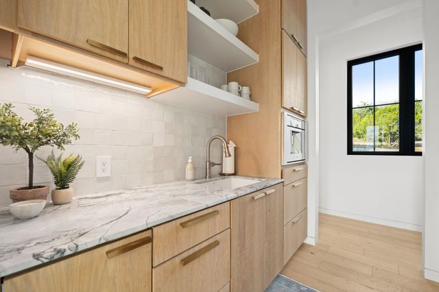 21001 Bertram LN, Spicewood, TX 78669