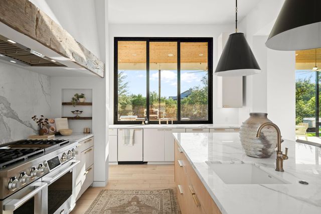 21001 Bertram LN, Spicewood, TX 78669