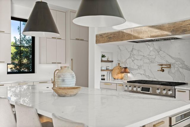 21001 Bertram LN, Spicewood, TX 78669