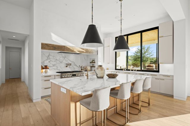 21001 Bertram LN, Spicewood, TX 78669