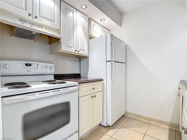 194 Santa Clara DR 12, Naples, FL 34104