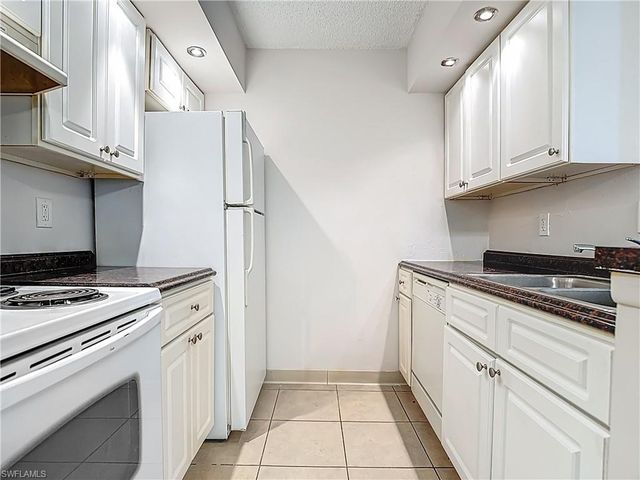 194 Santa Clara DR 12, Naples, FL 34104