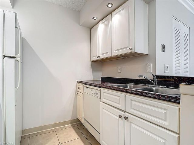 194 Santa Clara DR 12, Naples, FL 34104