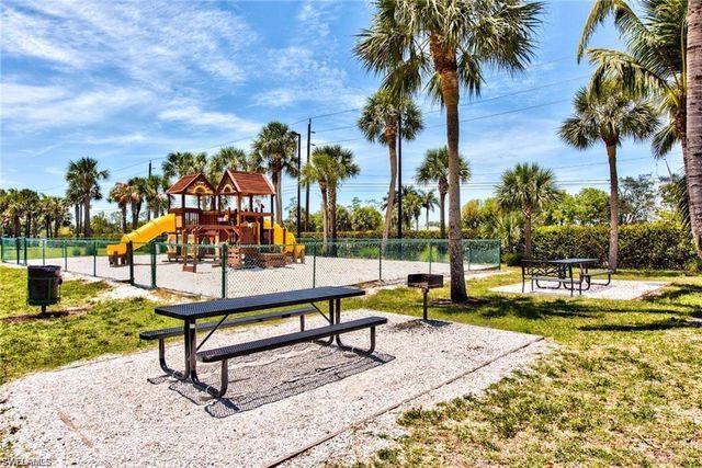 194 Santa Clara DR 12, Naples, FL 34104