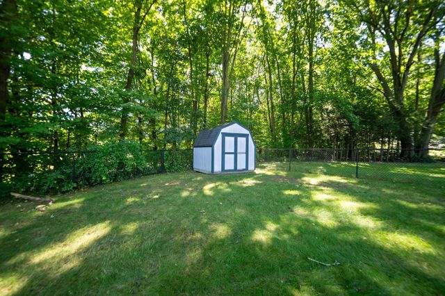 34 Bray Park Dr, Holyoke, MA 01040