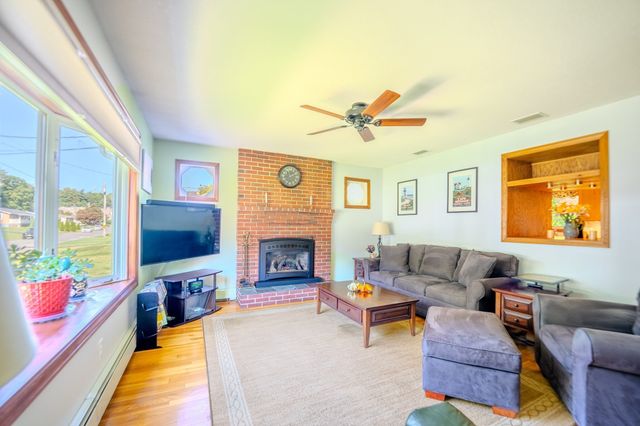 34 Bray Park Dr, Holyoke, MA 01040