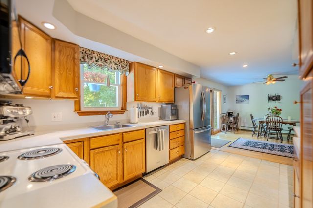 34 Bray Park Dr, Holyoke, MA 01040