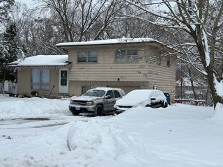 101 Castlewood Drive, Carpentersville, IL 60110