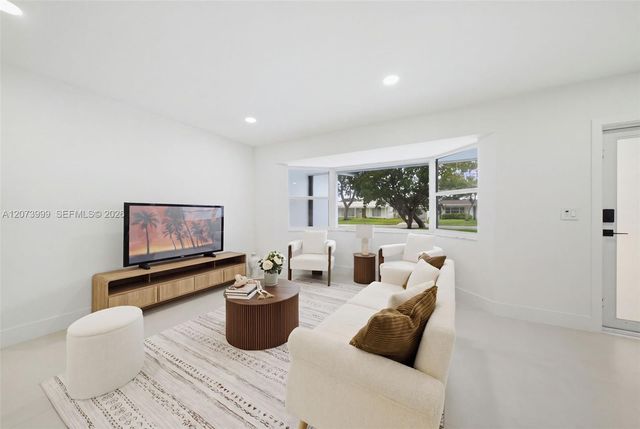 5518 Mckinley Street, Hollywood, FL 33021
