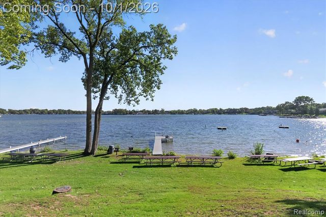 4035 Iverness Lane, West Bloomfield, MI 48323