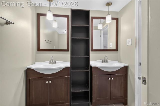 4035 Iverness Lane, West Bloomfield, MI 48323