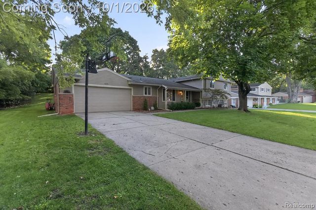 4035 Iverness Lane, West Bloomfield, MI 48323