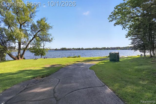 4035 Iverness Lane, West Bloomfield, MI 48323