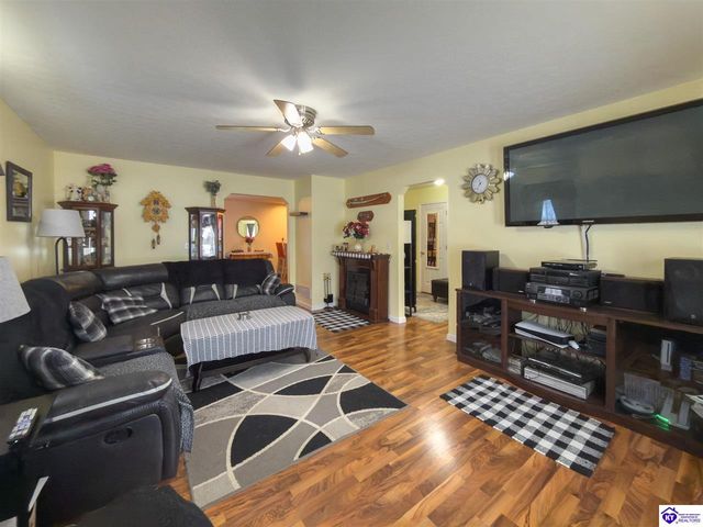 215 County Pond Road, Vine Grove, KY 40175