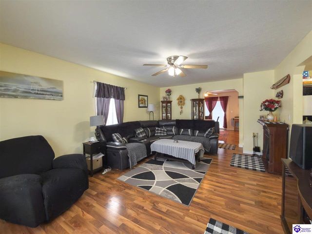 215 County Pond Road, Vine Grove, KY 40175