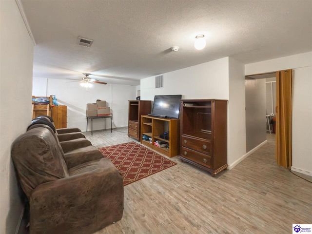 215 County Pond Road, Vine Grove, KY 40175