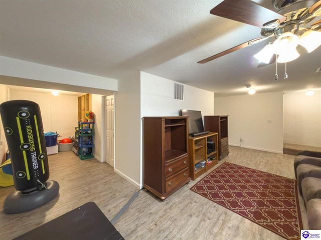 215 County Pond Road, Vine Grove, KY 40175