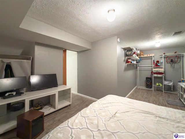 215 County Pond Road, Vine Grove, KY 40175