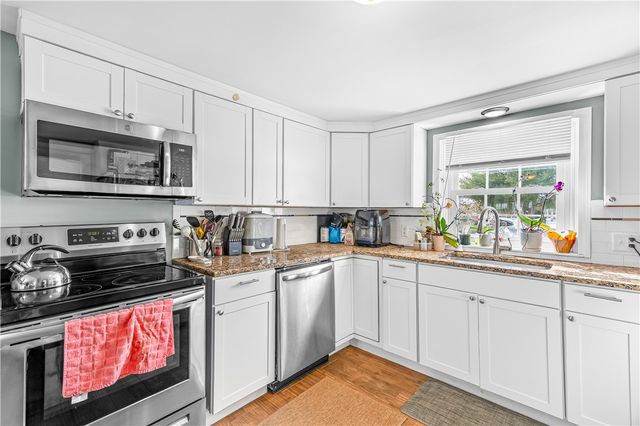 80 Twin Oak Drive, Warwick, RI 02889