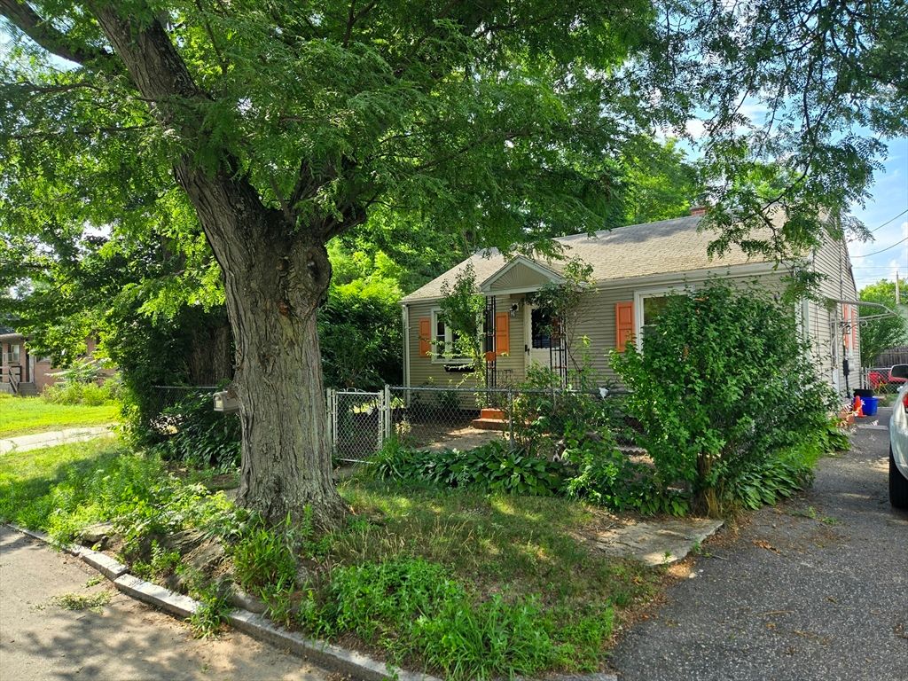18 Notre Dame St, Springfield, MA 01104