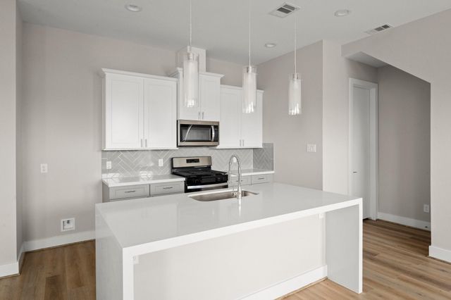 8118 Esther Acres, Houston, TX 77088