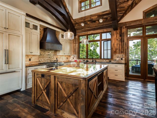 93 N Snow Ridge Drive, Hendersonville, NC 28792