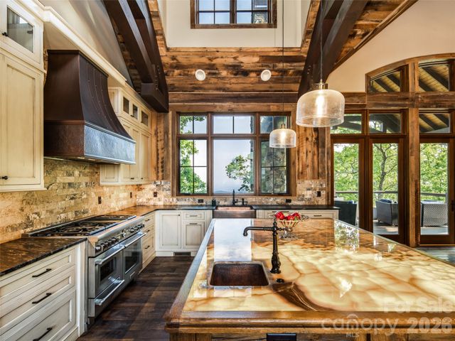93 N Snow Ridge Drive, Hendersonville, NC 28792