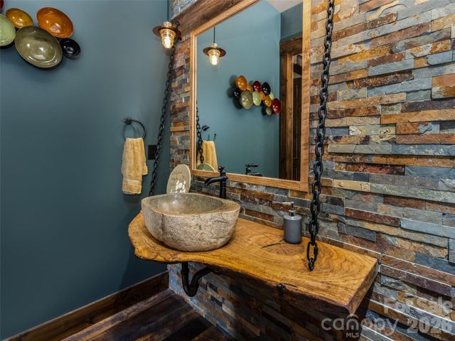 93 N Snow Ridge Drive, Hendersonville, NC 28792