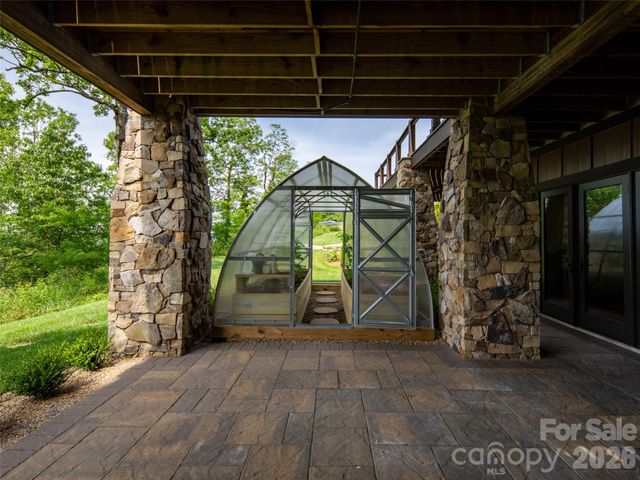 93 N Snow Ridge Drive, Hendersonville, NC 28792