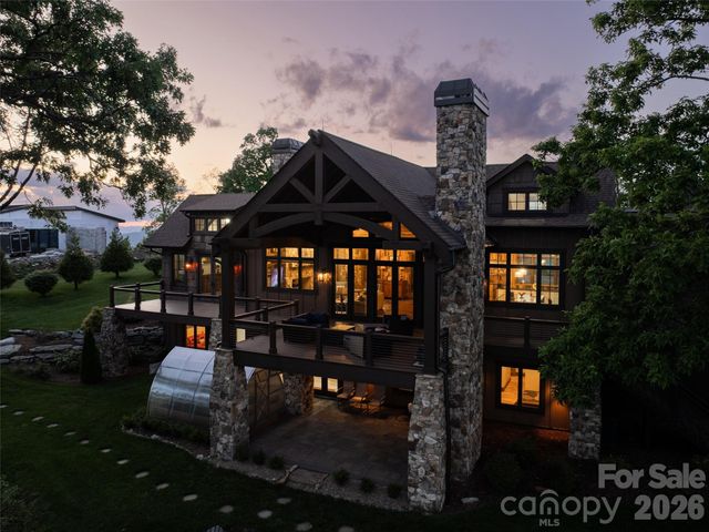 93 N Snow Ridge Drive, Hendersonville, NC 28792