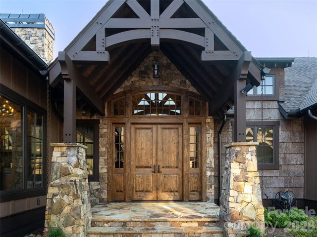 93 N Snow Ridge Drive, Hendersonville, NC 28792