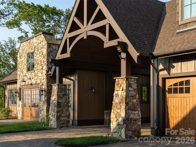 93 N Snow Ridge Drive, Hendersonville, NC 28792