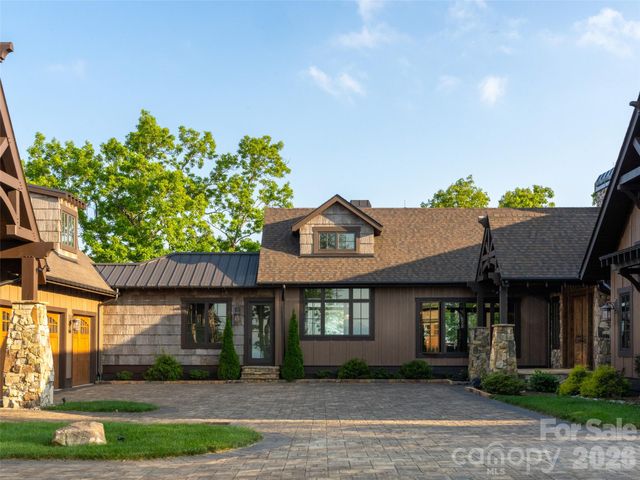 93 N Snow Ridge Drive, Hendersonville, NC 28792