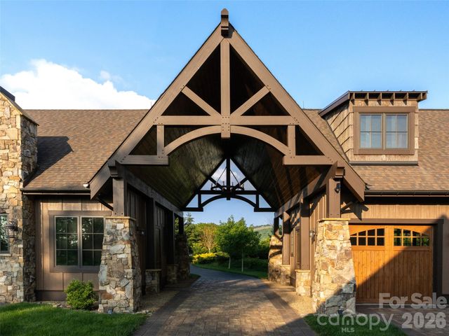 93 N Snow Ridge Drive, Hendersonville, NC 28792