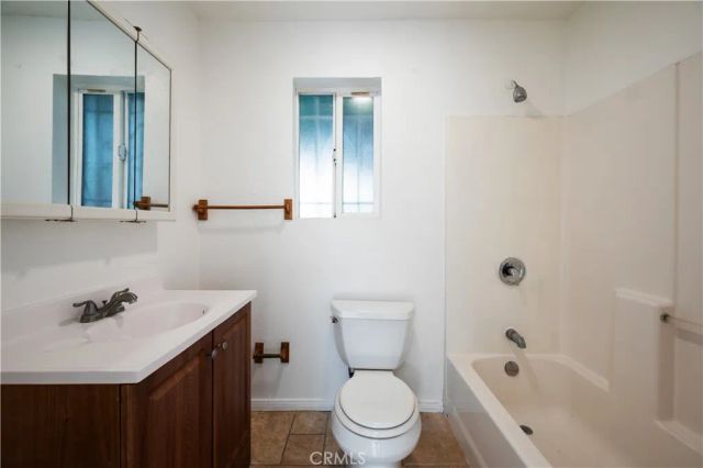 1585 E 48th Place, Los Angeles, CA 90011