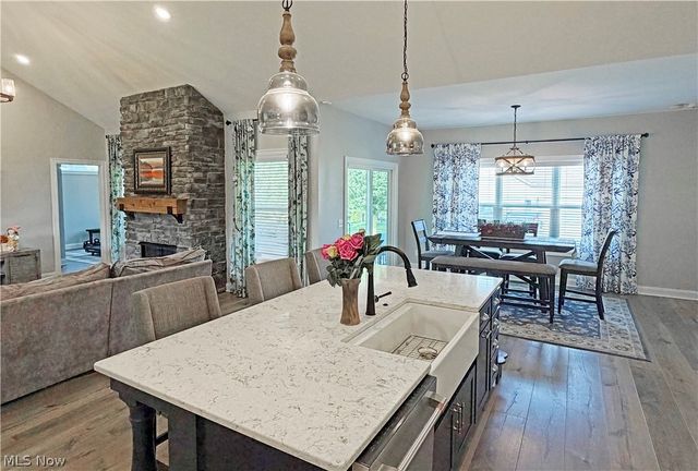 490 Byberry Drive NE, Hartville, OH 44632