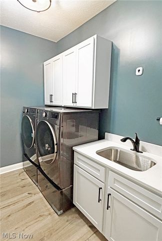 490 Byberry Drive NE, Hartville, OH 44632