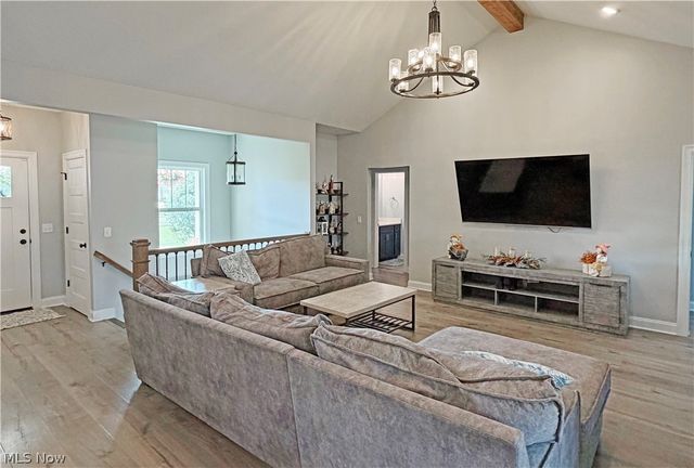 490 Byberry Drive NE, Hartville, OH 44632