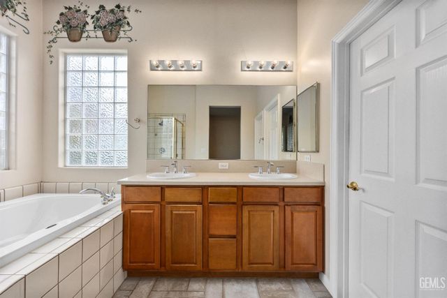 10000 Paradise Rose Street, Bakersfield, CA 93311