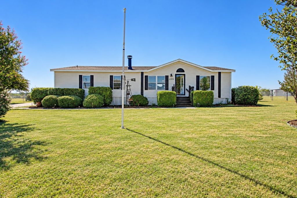 6305 Friesian Drive, Godley, TX 76044 — exterior