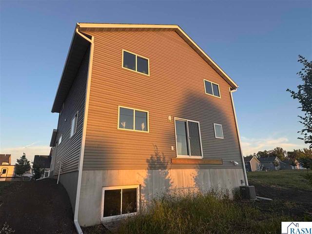 1813 Bluestem Drive, Mankato, MN 56001