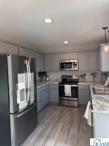 1813 Bluestem Drive, Mankato, MN 56001