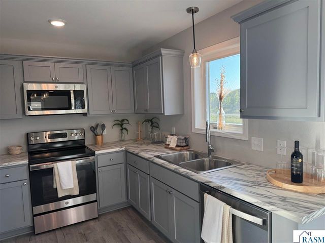 1813 Bluestem Drive, Mankato, MN 56001