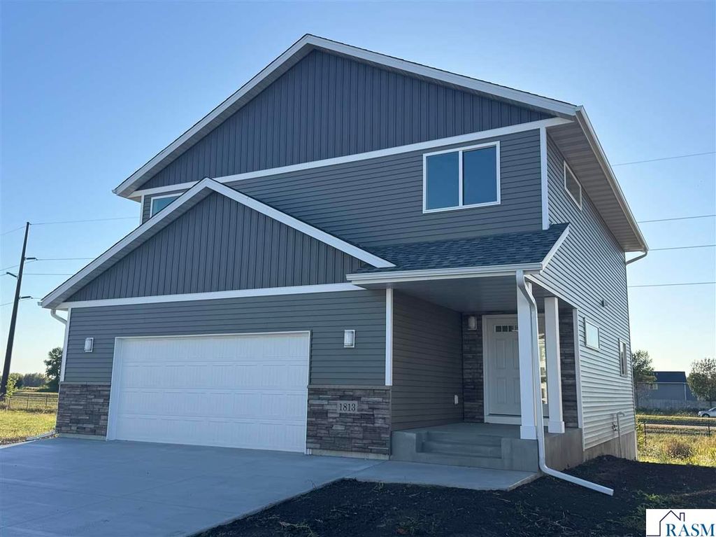 1813 Bluestem Drive, Mankato, MN 56001
